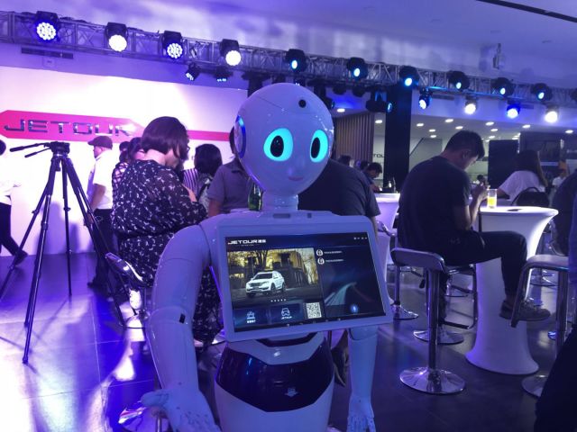 智慧展厅引领汽车营销革命 捷途一年布局1300家智能机器人销售新生态