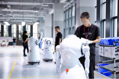克鲁泽机器人今日成功下线，助力两江新区打造智能机器人产业新高地